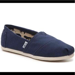 Women’s navy classic TOMS.